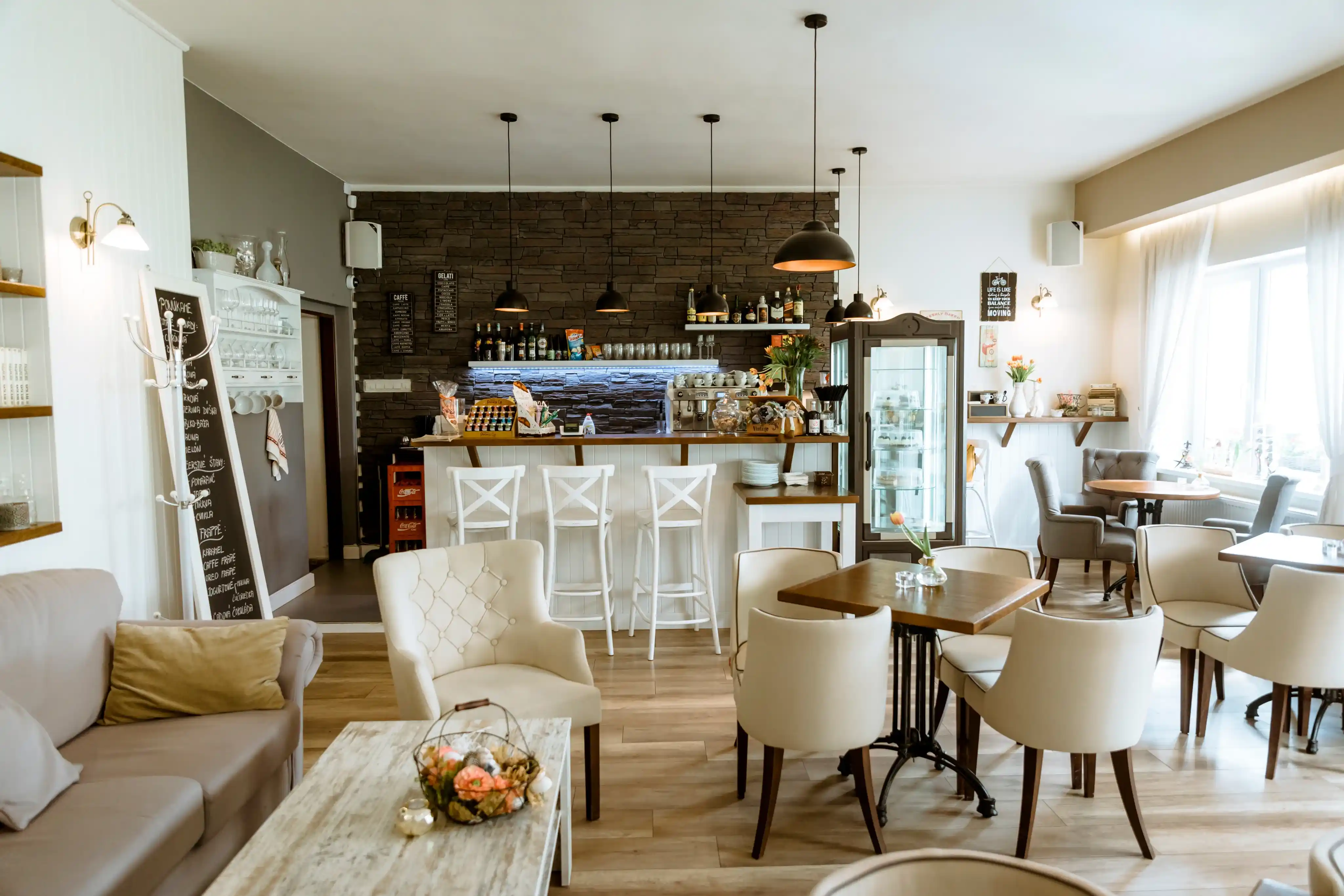 Cafe & Bar